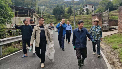 隆回县金石桥镇聚群村：干群齐动手 格桑花种扮靓和美乡村