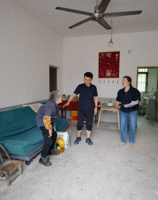 走村入户送温暖，真情帮扶慰民心