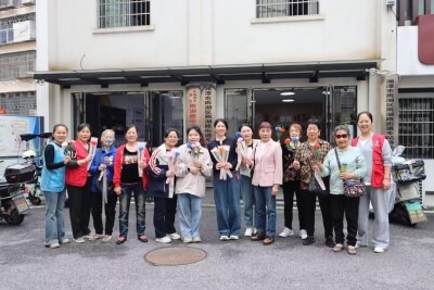 湘潭市雨湖区车站路社区开展“雪纱韵花香·致敬最美母亲”手工雪纱康乃馨主题活动