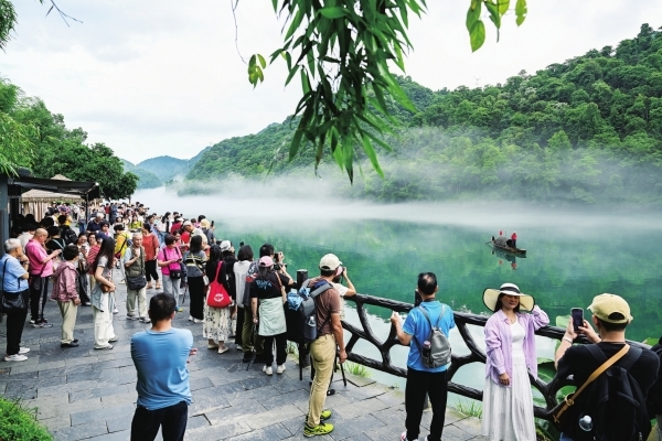 湖南日报·视觉丨云蒸霞蔚小东江