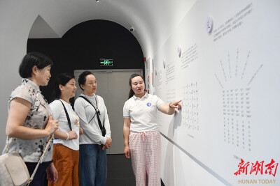 神秘女书展示“她力量”