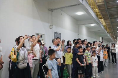 走娃探访“灯塔工厂”！30组家庭零距离见证“埃安智造”魅力