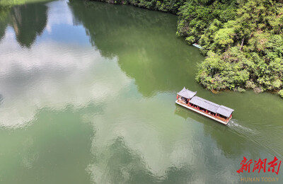 峰林映碧波 游湖正当时