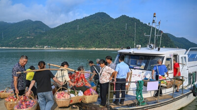 东江湖“水果班船”助农增收