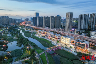 “十里圭塘”点亮滨水夜经济