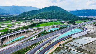 筑密高速网 铺就发展路