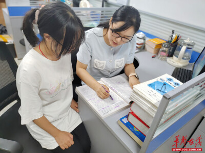 肖芳丽：三尺讲台存暖意 一片冰心育桃李