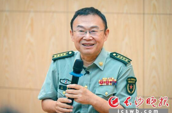 不满14岁考入国防科大，33岁获评教授，43岁失去双腿，全国自强模范王戟将轮椅化作“战车”