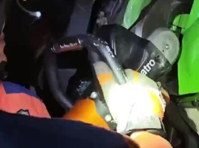 货车司机疲劳驾驶追尾前车被困，消防员破拆营救