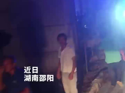 七旬老人骑车坠入深坑，消防紧急救援化险为夷