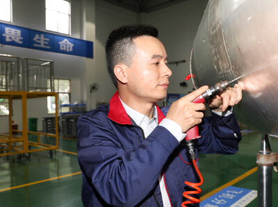 从握好一把铆枪，到成就一片蓝天——记2026年“最美教师”文韬