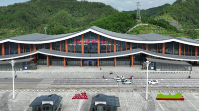 坐着磁浮进凤凰，一路好景入画来，凤凰磁浮快线到底有多美？