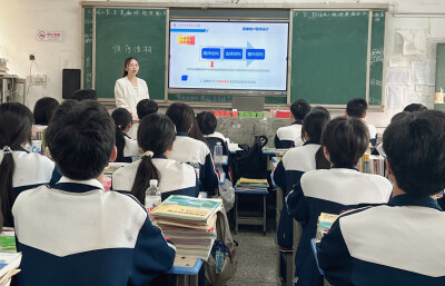 黄新艳：三重身份育桃李 一颗丹心写芳华