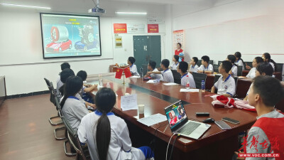 湖南工学院化学与环境工程学院实验室变身“科普课堂” 衡阳十七中学子“初探科研”