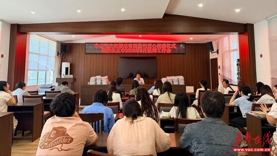 情系乡村教育 暖心助力师者 爱心企业家向安化五中全体教职工捐赠定制服装