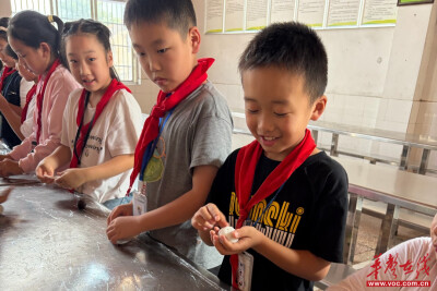 巧手制月饼 浓情迎中秋 桃源县漆河镇新民小学开展手工月饼制作活动