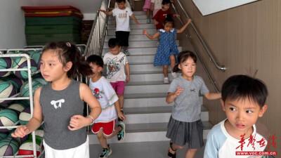 有序守护 安全“童”行 芷江一幼开展防踩踏应急疏散演练