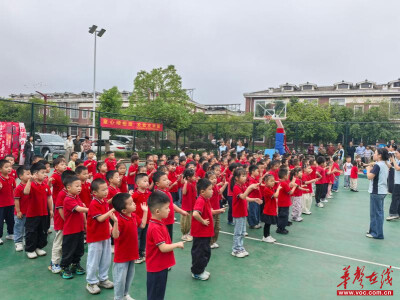 桥驿镇童心幼儿园大班组走进鸿家隆社区开展国庆主题活动