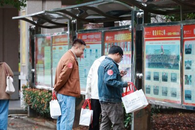 重返教室重温少年时 千余名校友相约金霞山麓