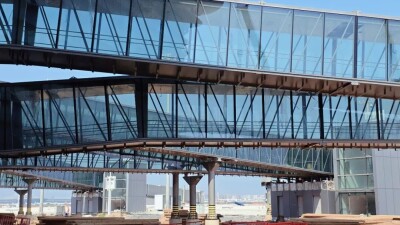 湖南建工集团顺利完成长沙机场T3航站楼57座成品登机桥固定端吊装