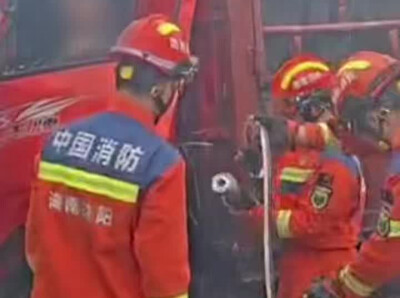 货车相撞致人员被困，消防紧急救援