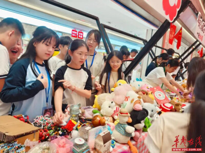 郴州市涌泉小学开展“小红花开·阅读梦来”公益义卖活动