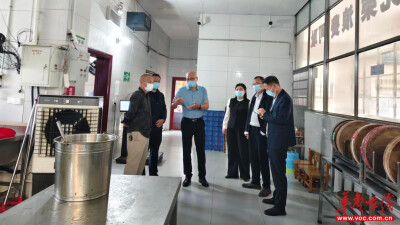 邵阳县委领导深入玉田中学检查校园餐安全工作                