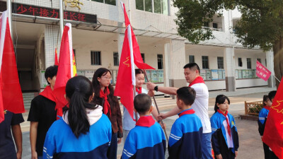 洪江市安江二完小举行新少先队员入队仪式