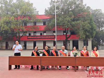 洪江市岩垅乡中心学校：致敬芳华守初心 温情欢送荣退教师