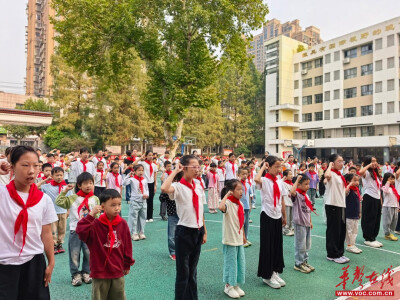 芦淞区贺家土小学举行2026年新队员入队仪式
