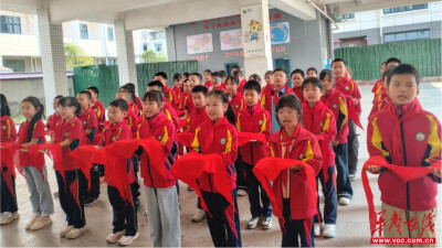 绥宁县长铺镇第三小学举行2026年下期一年级新队员入队仪式
