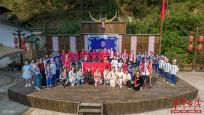 城步红旗小学：英语演绎本土故事 双语唱响团结之声