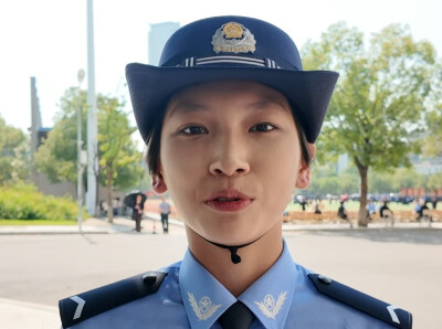 当女儿穿上警服，妈妈看哭了