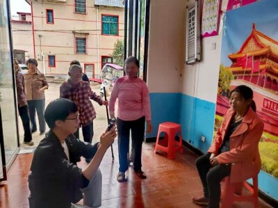 新邵县酿溪镇九头岩村：镜头定格一张笑容，服务温暖一方乡亲