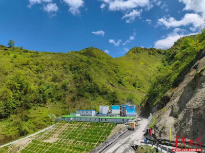 鏖战大凉山，他们在高山云间凿岩拓巷