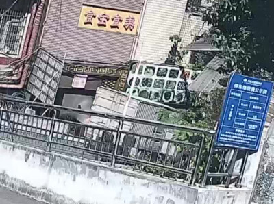 货车巷道内突发自燃，消防紧急扑救