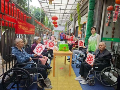 指尖剪纸传温情 专业陪伴暖夕阳——九华街道社工站联合高校志愿者走进一屋人养老机构开展关爱活动
