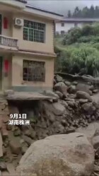 暴雨来袭，消防员徒步开辟“生命通道”转移被困群众