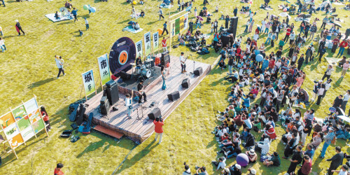 草地音乐节点燃城市新活力