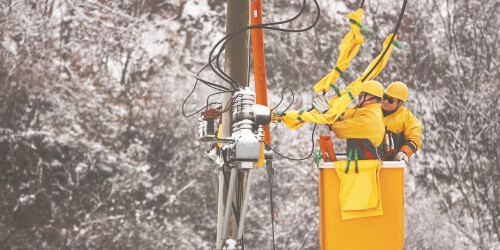 新年首个工作日 铆足干劲忙生产