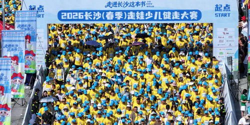 浏阳河畔“走娃”