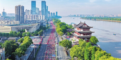 湘江岸边“放马”