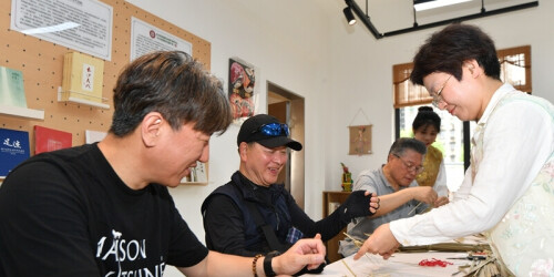 韩国游客体验湖湘非遗
