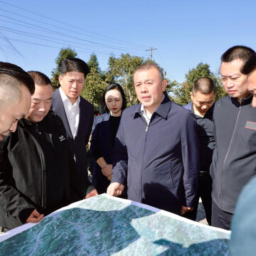 聚焦“一核四区”战略 推动民宿规范提质 打造雪峰山民宿区域公共品牌——彭丁峰调研雪峰山山地旅游度假区民宿建设工作并召开座谈会