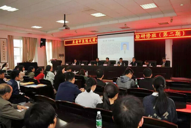 这位湖南老中医 铁了心只做中医 想挂他的号 先排上几天