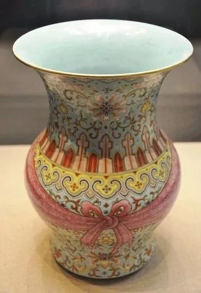 帝的极高赞赏 说起乾隆的审美品味 大部分人的印象应该是这样的 这样的