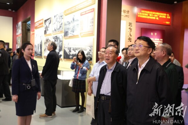 省政府驻深办干部职工参观广东改革开放40周年展览