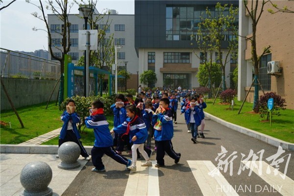 滴水湖学校举行紧急消防安全疏散演练