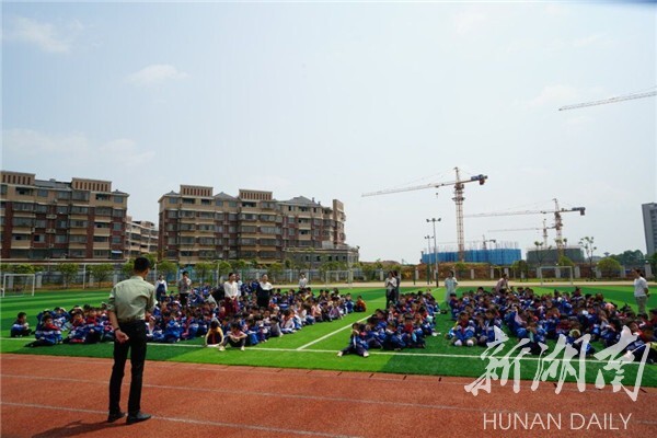 滴水湖学校举行紧急消防安全疏散演练