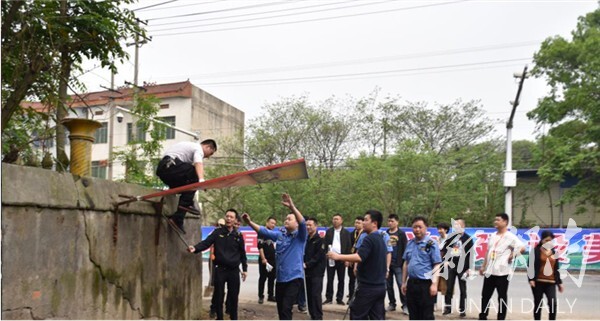 湘乡：满城尽见“红马甲”